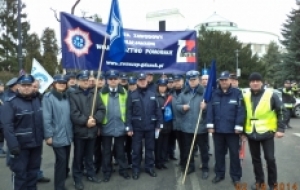 Delegacja ZW NSZZ P wojew&oacute;dztwa pomorskiego w pikiecie pod Sejmem RP
