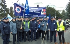 Delegacja ZW NSZZ P wojew&oacute;dztwa pomorskiego w pikiecie pod Sejmem RP