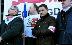 Członkowie Forum Związk&oacute;w Zawodowych w pikiecie solidarnościowej